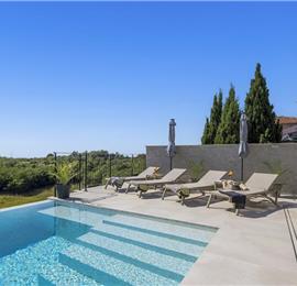 Luxury 4-Bedroom Villa with generous sized Infinity Pool near Buje, Istria. Sleeps 8